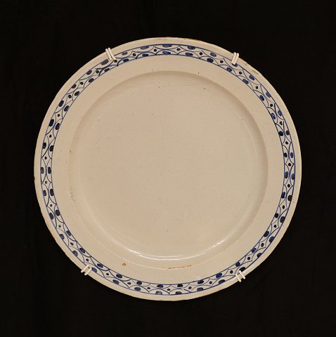 Blådekoreret fad i fajance. Fajancefabrikken 
Antvorskov 1812-15. Signeret. D: 32cm