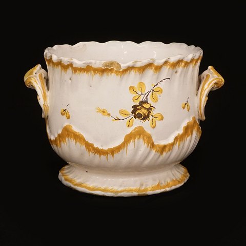 Gulligt dekoreret vinkøler af fajance. Signeret 
Rörstrand, Sverige, 14.10.1773. H: 12,6cm