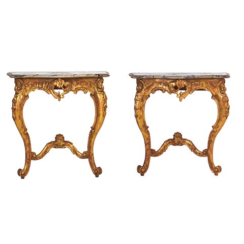 Et par forgyldte rokoko konsoller med 
marmorimiteret træplade. Danmark ca. 1760. H: 
71cm. Plade: 71x32cm