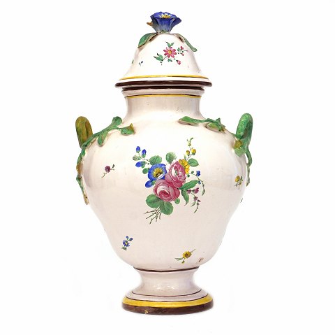 Polykrom dekoreret lågvase. Marieberg, Sverige, ca 
år 1766-69. H: 40cm