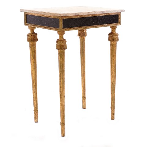 Gustaviansk konsolbord med marmoreret træplade og 
sarg med porfyr imitation. Sverige ca. år 
1780-1800. H: 78cm. Plade: 55x41cm