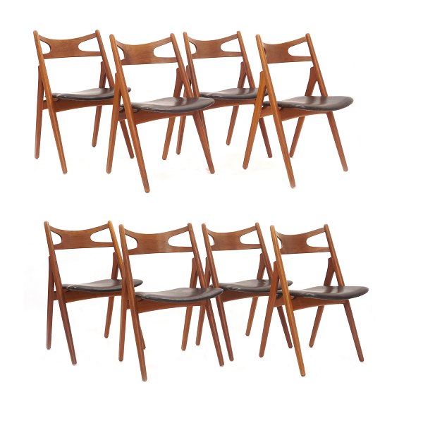 Hans J. Wegner: Satz von acht "Sawbuck"-Stühlen aus Teak mit originalem Lederbezug. Gestempelt Hans J. Wegner & Carl Hansen & Søn. Schöner Zustand mit kleineren Gebrauchsspuren. H Rücken: 75cm. H Sitz: 44,5cm