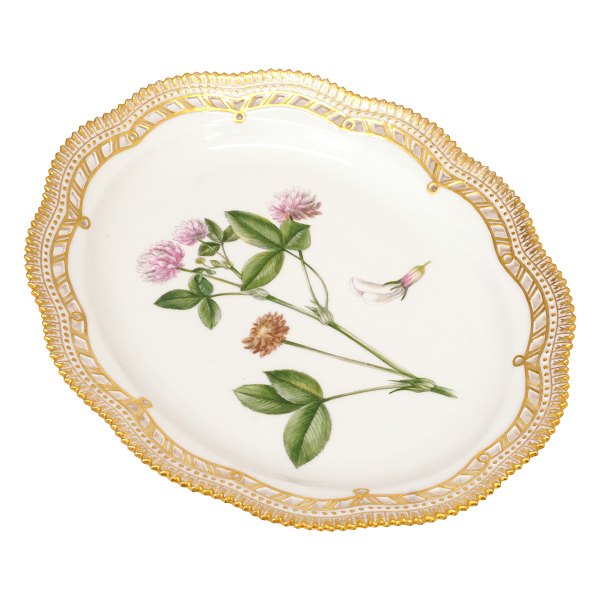 Flora Danica ovalt serveringsfad med gennembrudt fane. "Trifolium hybridum". 
Royal Copenhagen år 1950. Mål: 27x22cm