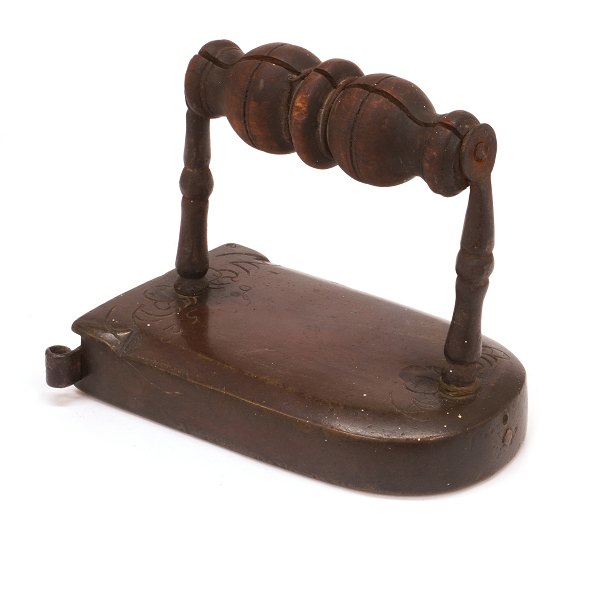 Tidlige patineret barokt butsnude strygejern dateret 1652. H: 12cm. L: 13cm