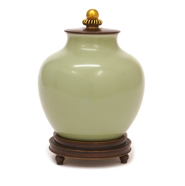 Stentøjsvase med celadon glasur og bronzemontering af Knud Andersen. Royal 
Copenhagen 1935. H: 17,5cm