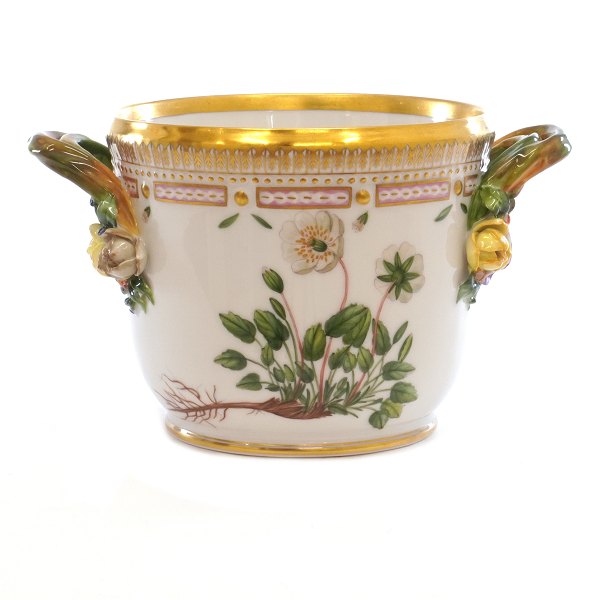 Royal Copenhagen: Flora Danica vinkøler af porcelæn. "Dryas octopetala L. & 
Erigeron eriocephalus J. Vahl.". #3570. H: 12,2cm. D: 14,5cm eksl. hanke