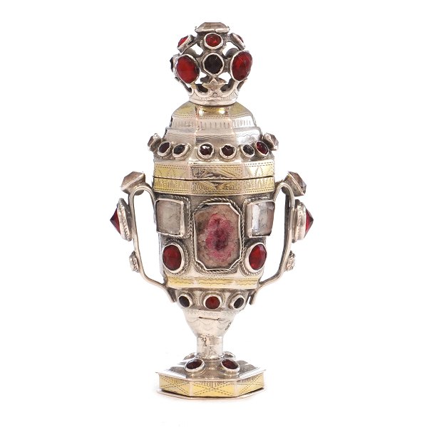 Hovedvandsæg i delvist forgyldt sølv udført i meget kraftig kvalitet af Paul 
Hansen, Tønder, 1785-1830. H: 12cm