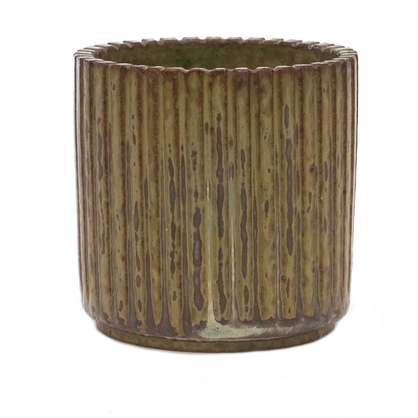 Arne Bang riflet stentøjs vase 129. Signeret. H: 8,8cm