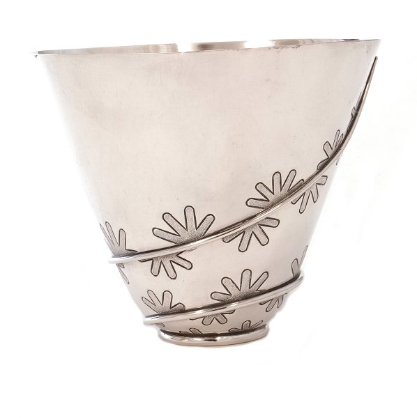 Sølvskål af Oluf Stæhr Nielsen for A. Michelsen. H: 10cm