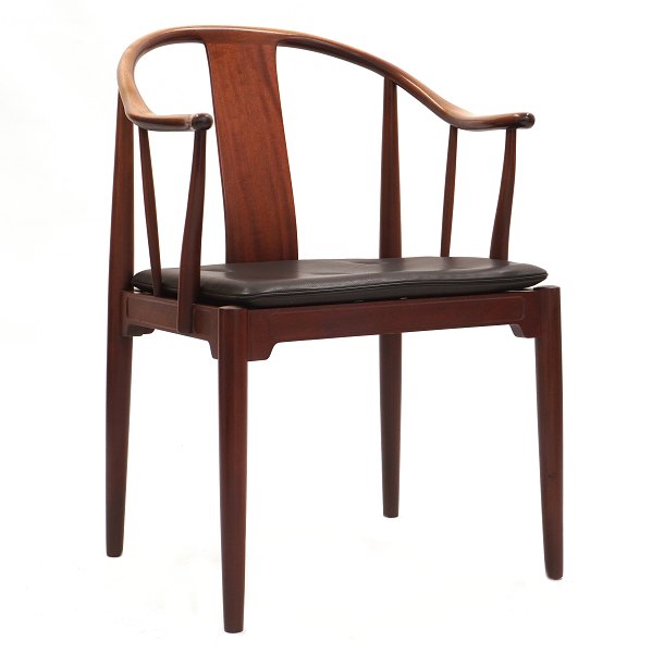 Hans J Wegner Kinastol. Hans Jørgen Wegner, 1914-2007, Kinastol i mahogni med sort læderhynde. Fremstillet af Fritz Hansen år 1990. God stand med lettere patinering
