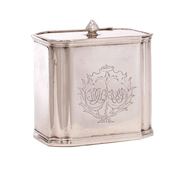 Sjælden Regence tedåse med skydelåg i sølv udført af Johan Mehl, Viborg, 1725-65. H: 8cm. B: 7,7cm