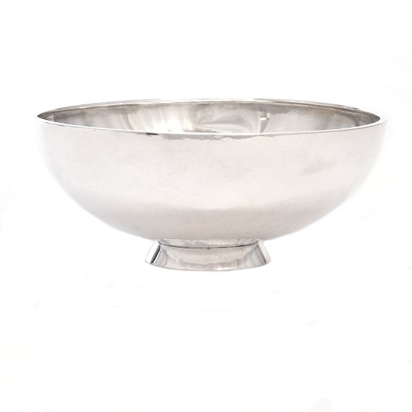 Hans Hansen halvkugleformet skål i sterlingsølv stemplet Hans Hansen og dateret 1949. H: 7cm. D: 16,5cm. V: 346gr
